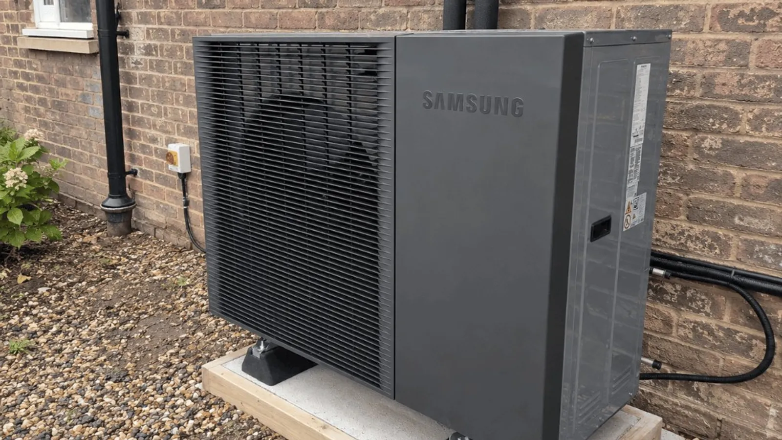 Samsung Gen 7 R290 air source heat pump installed at the side of a UK home