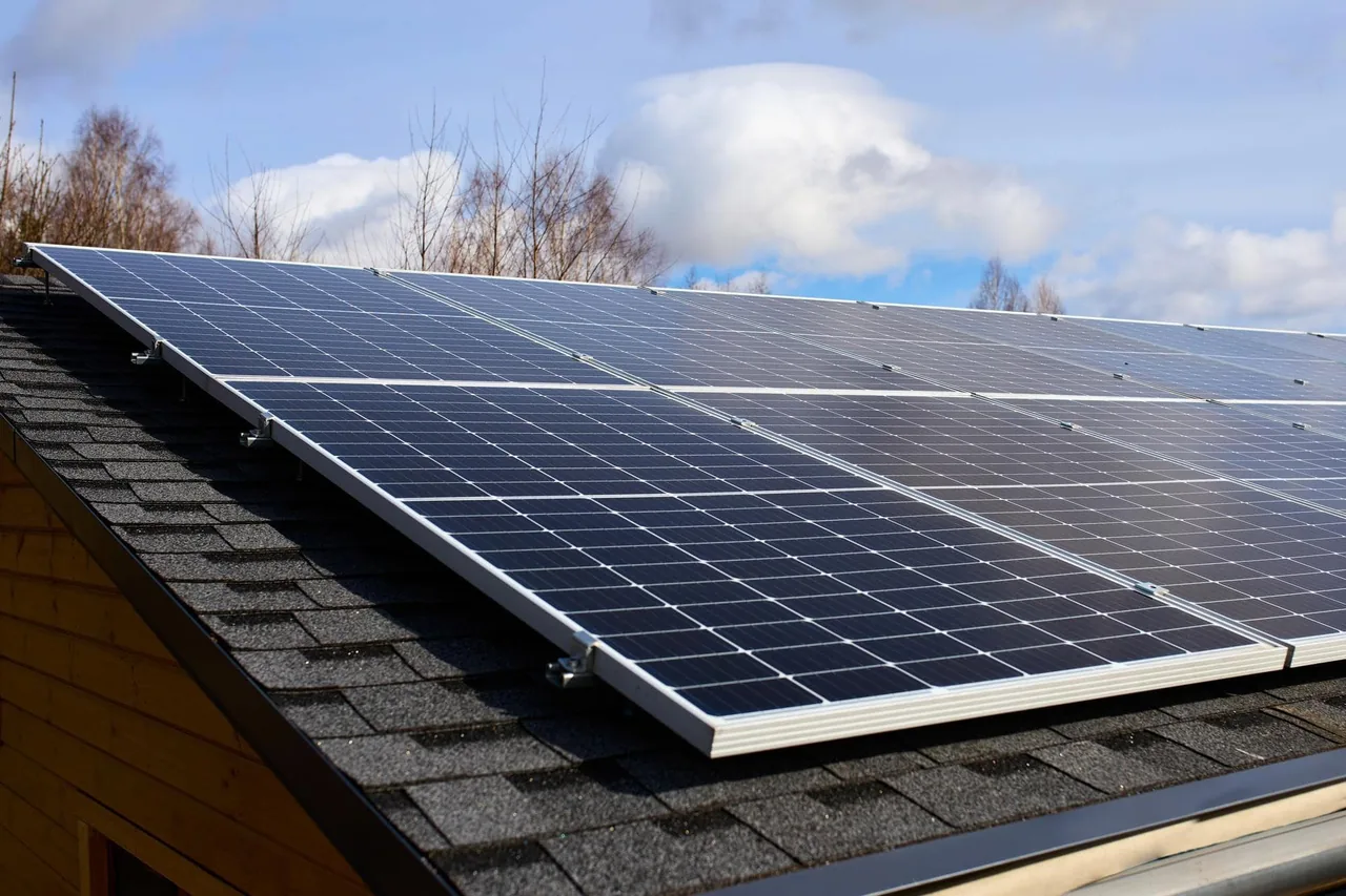 Rooftop solar PV array on a UK home, the type of system now required under the Future Homes Standard